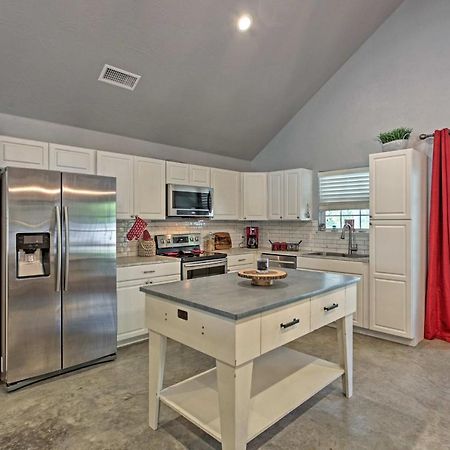 Modern Retreat With Gas Grill - Walk To Lake Texoma! Kingston Exteriör bild