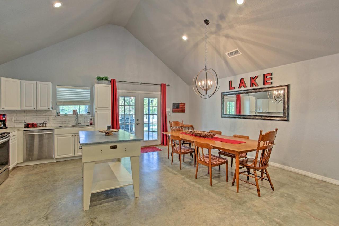 Modern Retreat With Gas Grill - Walk To Lake Texoma! Kingston Exteriör bild