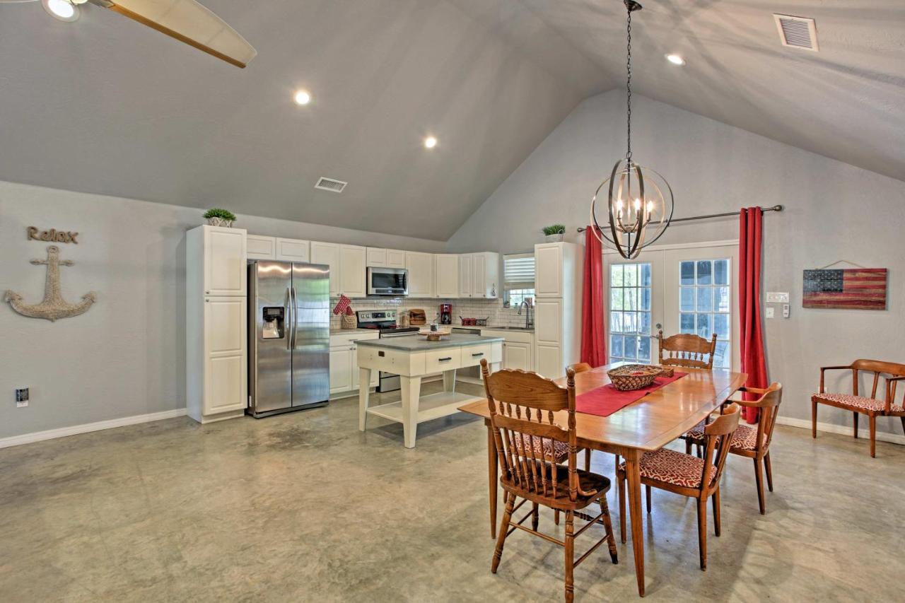 Modern Retreat With Gas Grill - Walk To Lake Texoma! Kingston Exteriör bild
