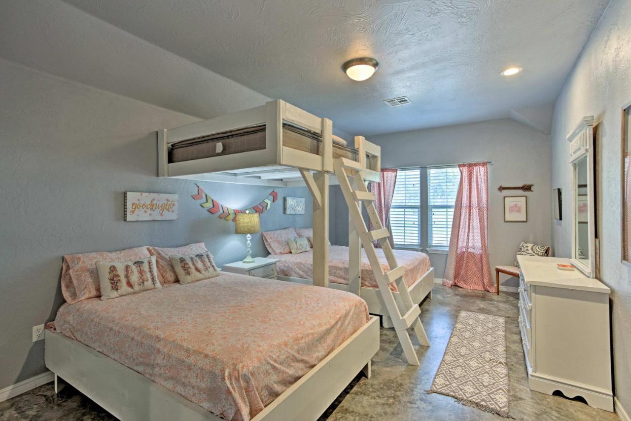 Modern Retreat With Gas Grill - Walk To Lake Texoma! Kingston Exteriör bild